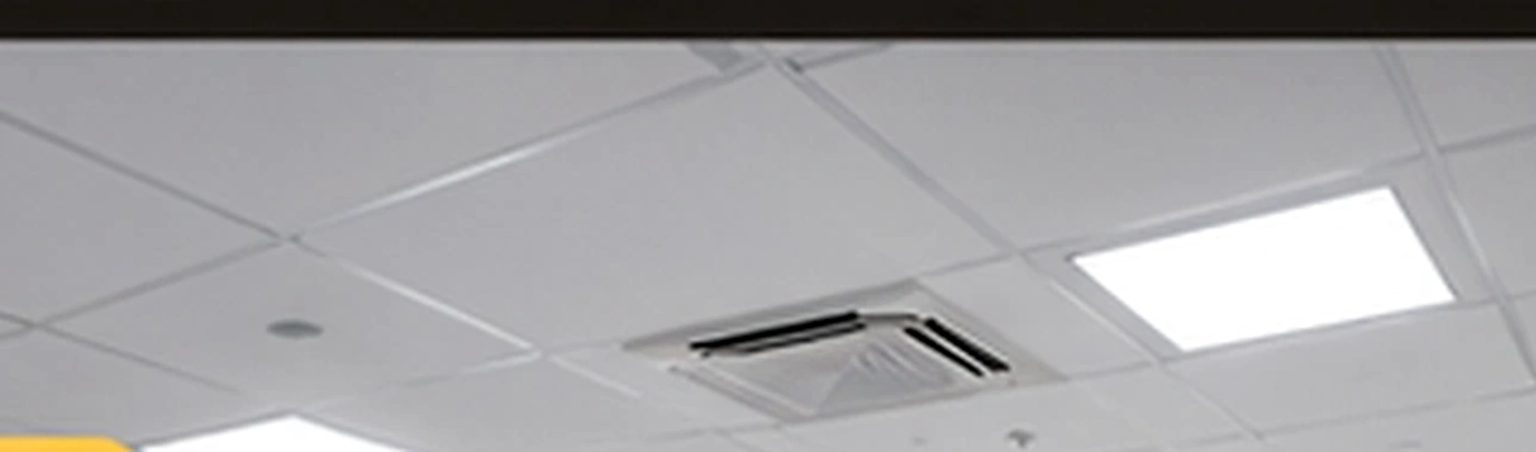 Exemple de faux plafond avec dalles et éclairage intégré